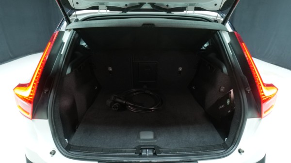 Esittelykuva Volvo XC40 täyssähköautosta.