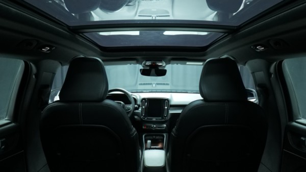 Esittelykuva Volvo XC40 täyssähköautosta.