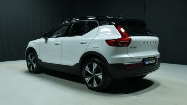Esittelykuva Volvo XC40 täyssähköautosta.
