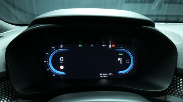 Esittelykuva Volvo XC40 täyssähköautosta.