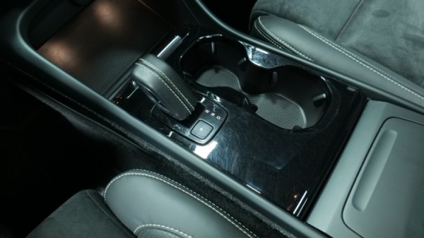 Esittelykuva Volvo XC40 täyssähköautosta.