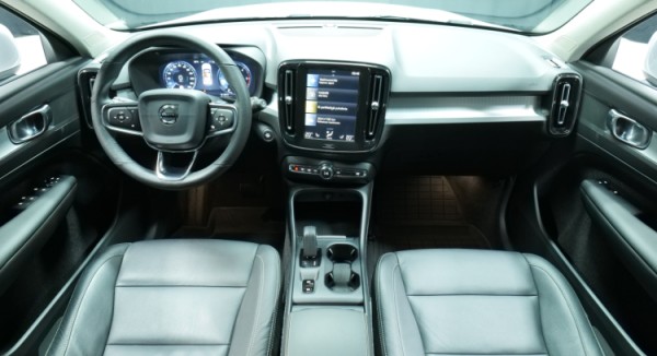 Esittelykuva Volvo XC40 dieselautosta.