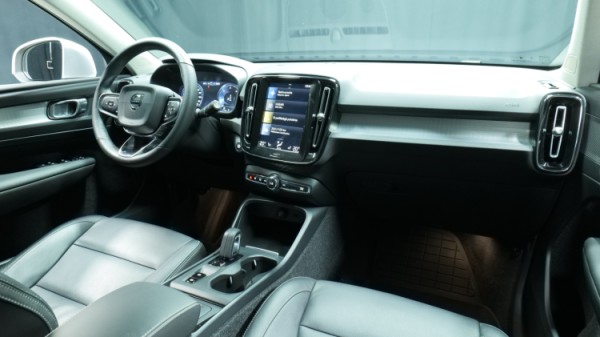 Esittelykuva Volvo XC40 dieselautosta.