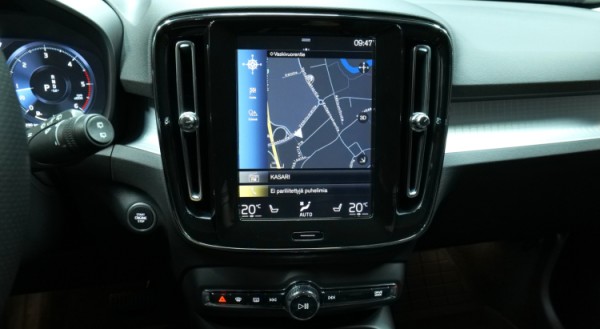Esittelykuva Volvo XC40 dieselautosta.
