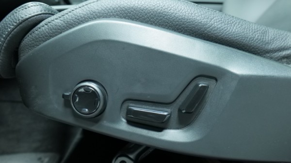 Esittelykuva Volvo XC60 kevythybridiautosta.
