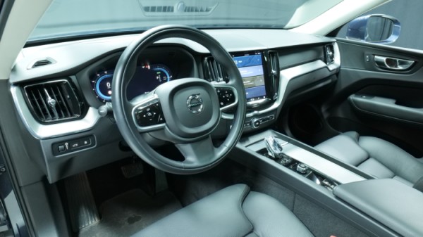 Esittelykuva Volvo XC60 kevythybridiautosta.