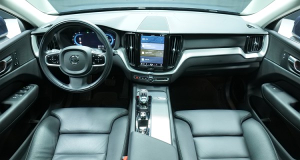 Esittelykuva Volvo XC60 kevythybridiautosta.