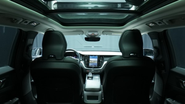 Esittelykuva Volvo XC60 kevythybridiautosta.
