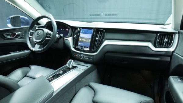 Esittelykuva Volvo XC60 kevythybridiautosta.