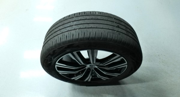 Esittelykuva Volvo XC60 kevythybridiautosta.