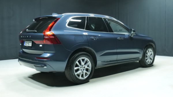 Esittelykuva Volvo XC60 kevythybridiautosta.