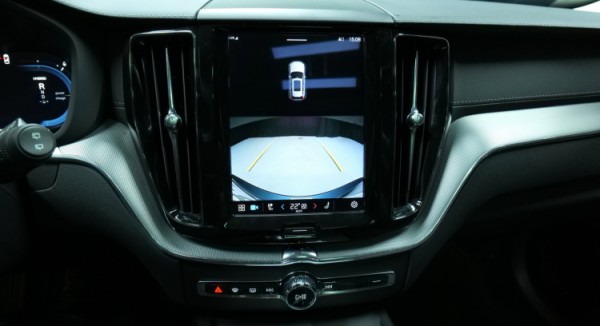 Esittelykuva Volvo XC60 kevythybridiautosta.