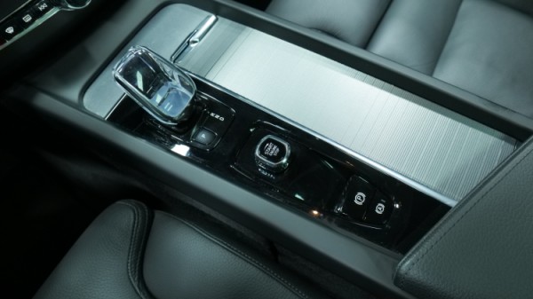 Esittelykuva Volvo XC60 kevythybridiautosta.