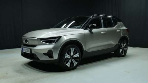 Esittelykuva Volvo XC40 täyssähköautosta.