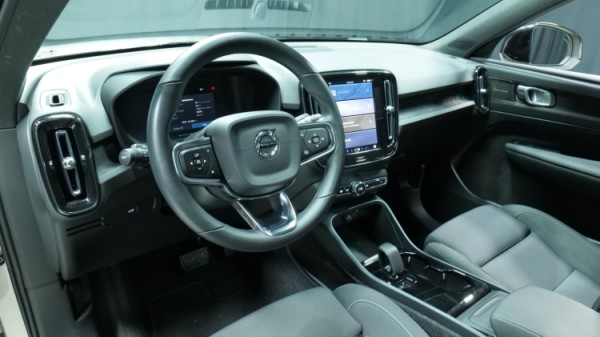 Esittelykuva Volvo XC40 täyssähköautosta.