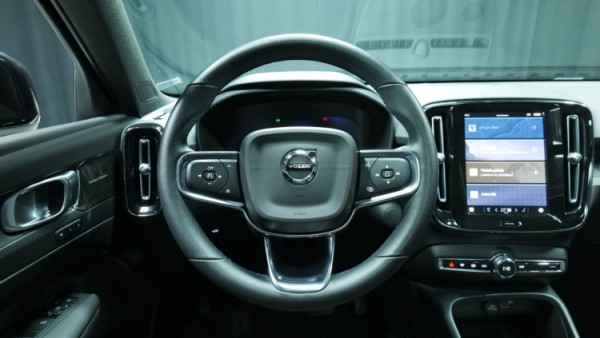 Esittelykuva Volvo XC40 täyssähköautosta.