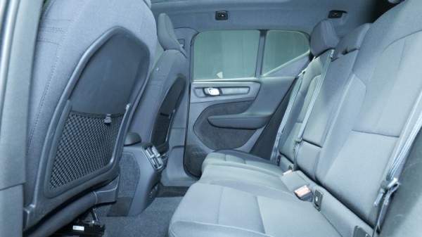 Esittelykuva Volvo XC40 täyssähköautosta.
