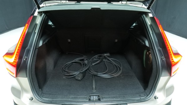 Esittelykuva Volvo XC40 täyssähköautosta.