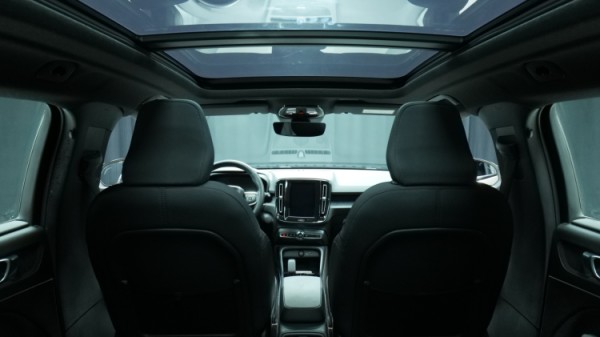 Esittelykuva Volvo XC40 täyssähköautosta.