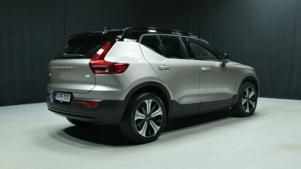 Esittelykuva Volvo XC40 täyssähköautosta.