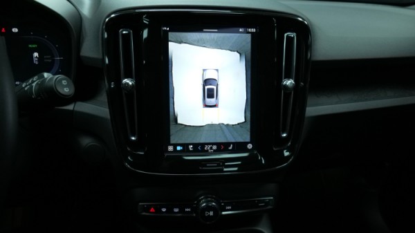 Esittelykuva Volvo XC40 täyssähköautosta.