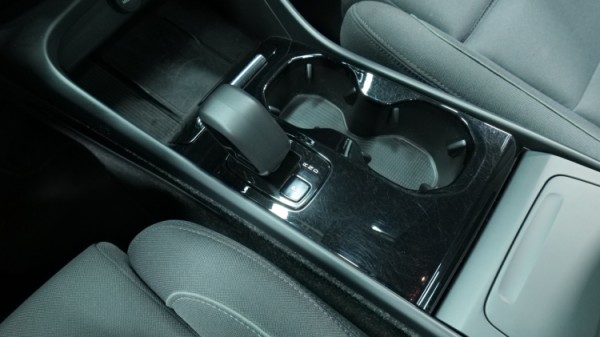 Esittelykuva Volvo XC40 täyssähköautosta.