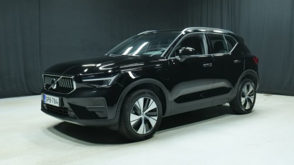 Esittelykuva Volvo XC40 kevythybridiautosta.