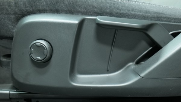 Esittelykuva Volvo XC40 kevythybridiautosta.