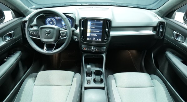 Esittelykuva Volvo XC40 kevythybridiautosta.