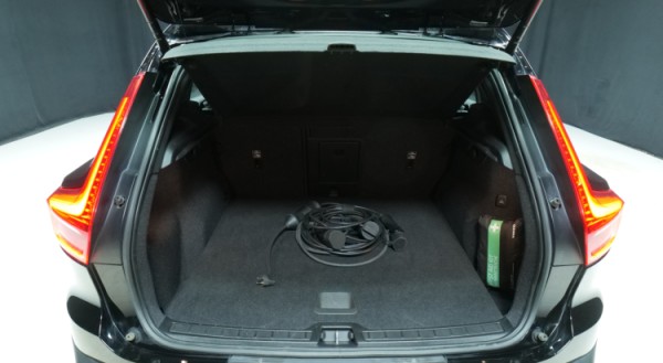 Esittelykuva Volvo XC40 kevythybridiautosta.