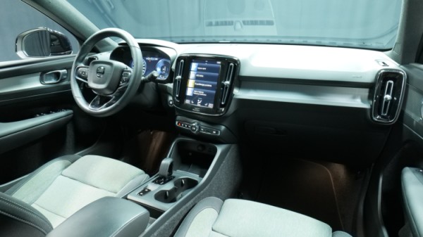 Esittelykuva Volvo XC40 kevythybridiautosta.
