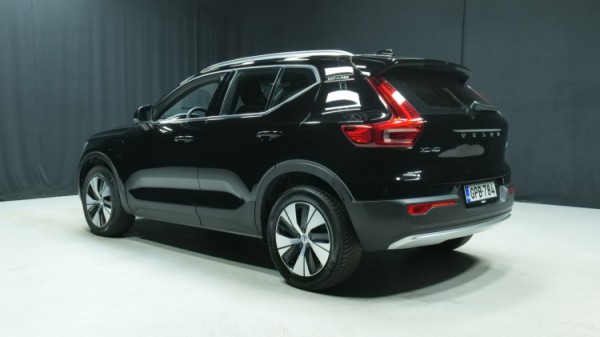Esittelykuva Volvo XC40 kevythybridiautosta.