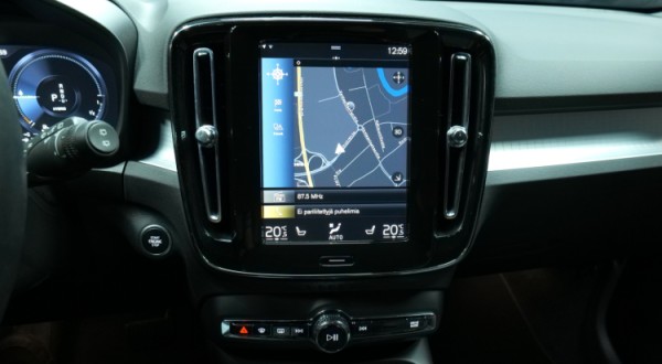Esittelykuva Volvo XC40 kevythybridiautosta.