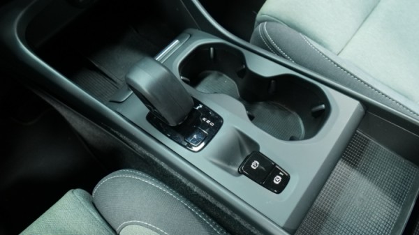 Esittelykuva Volvo XC40 kevythybridiautosta.