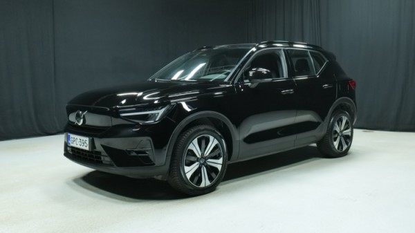 Esittelykuva Volvo XC40 täyssähköautosta.