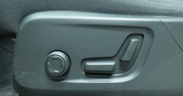 Esittelykuva Volvo XC40 täyssähköautosta.