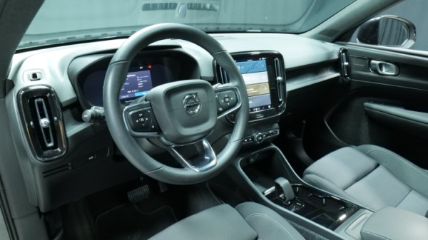 Esittelykuva Volvo XC40 täyssähköautosta.