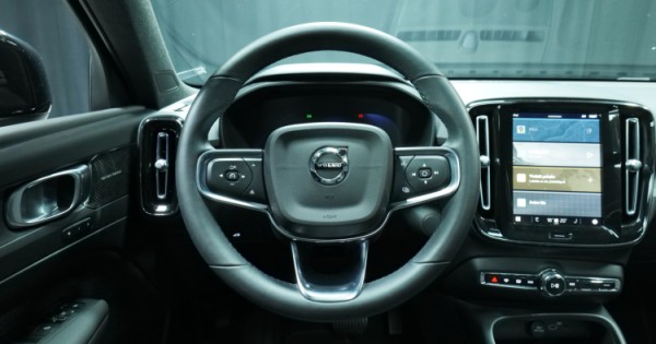 Esittelykuva Volvo XC40 täyssähköautosta.