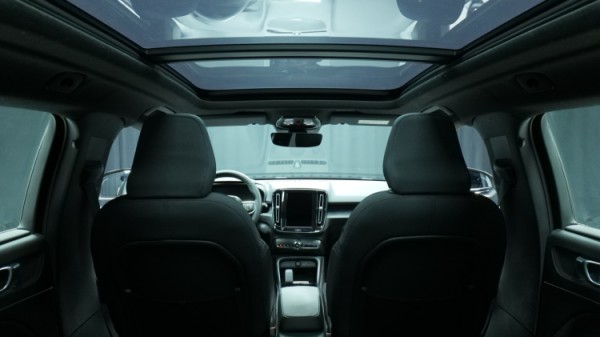 Esittelykuva Volvo XC40 täyssähköautosta.