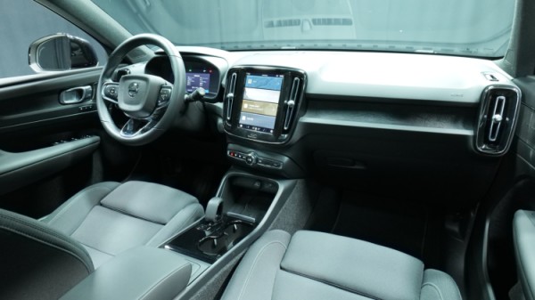 Esittelykuva Volvo XC40 täyssähköautosta.