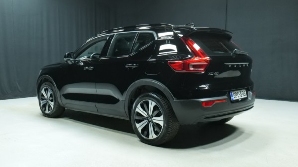 Esittelykuva Volvo XC40 täyssähköautosta.