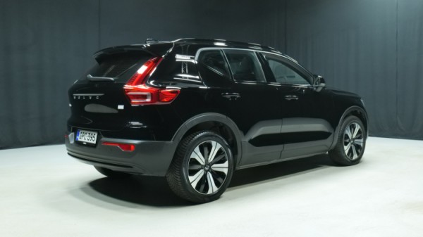 Esittelykuva Volvo XC40 täyssähköautosta.