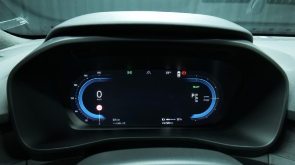 Esittelykuva Volvo XC40 täyssähköautosta.