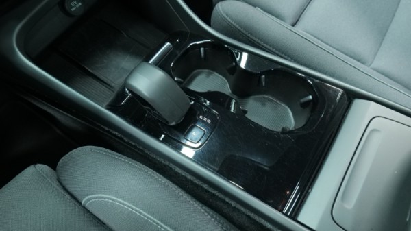 Esittelykuva Volvo XC40 täyssähköautosta.