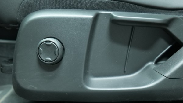Esittelykuva Volvo XC40 täyssähköautosta.