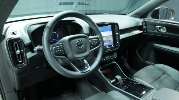 Esittelykuva Volvo XC40 täyssähköautosta.