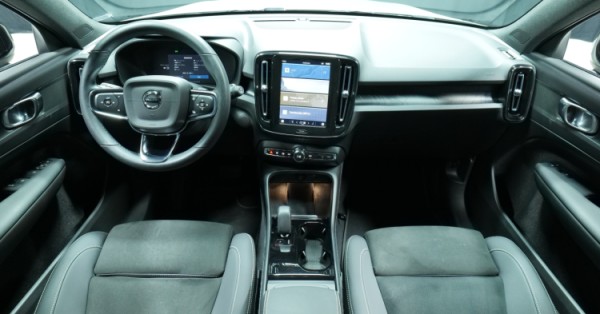 Esittelykuva Volvo XC40 täyssähköautosta.