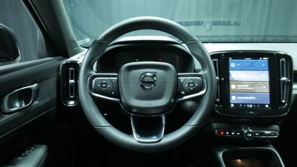 Esittelykuva Volvo XC40 täyssähköautosta.