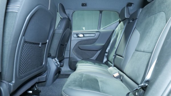 Esittelykuva Volvo XC40 täyssähköautosta.