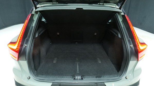Esittelykuva Volvo XC40 täyssähköautosta.